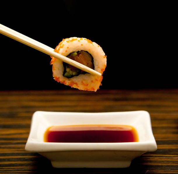Różne możliwości podawania japońskiego sushi